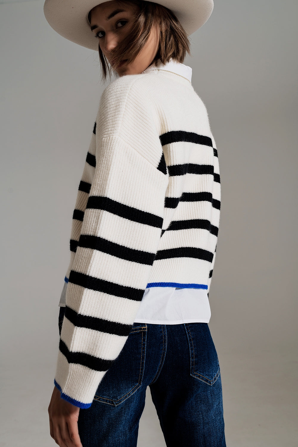 jersey a rayas negras con detalle de raya azul en la parte inferior