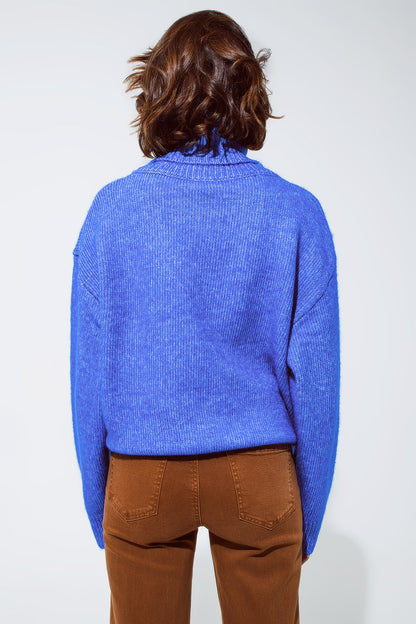 Jersey azul claro esponjoso con cuello alto