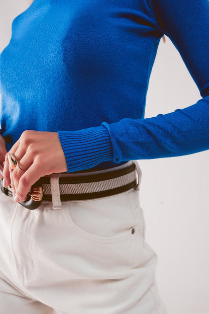 Jersey azul con cuello alto