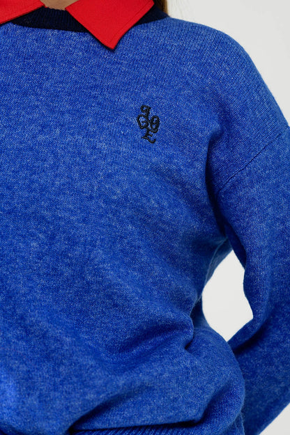 Jersey azul con cuello en contraste y logotipo del amor en el pecho