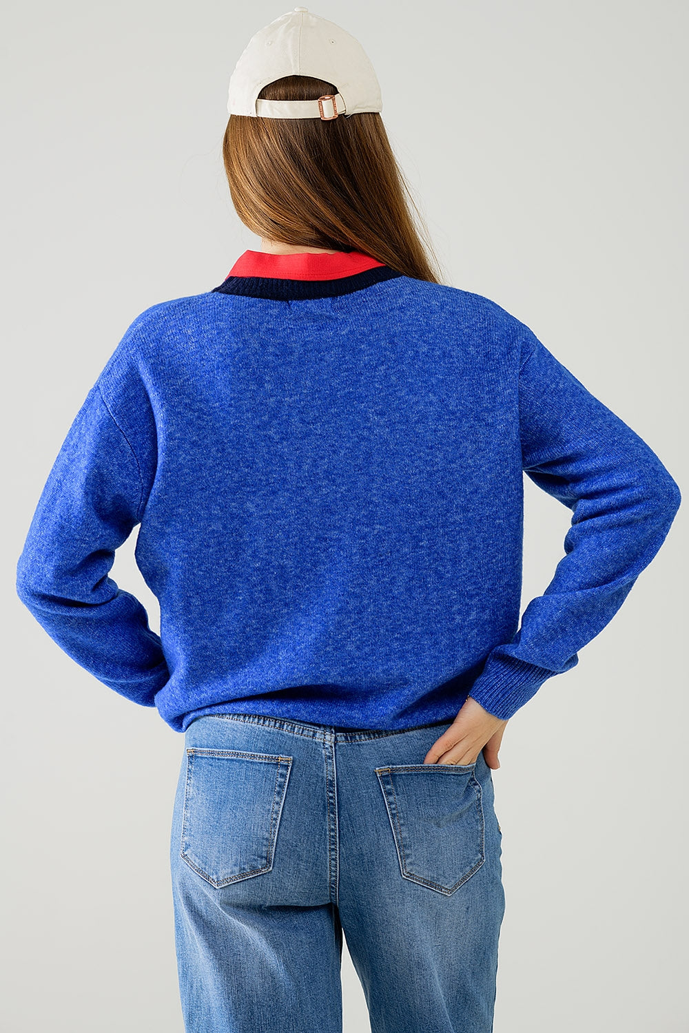 Jersey azul con cuello en contraste y logotipo del amor en el pecho