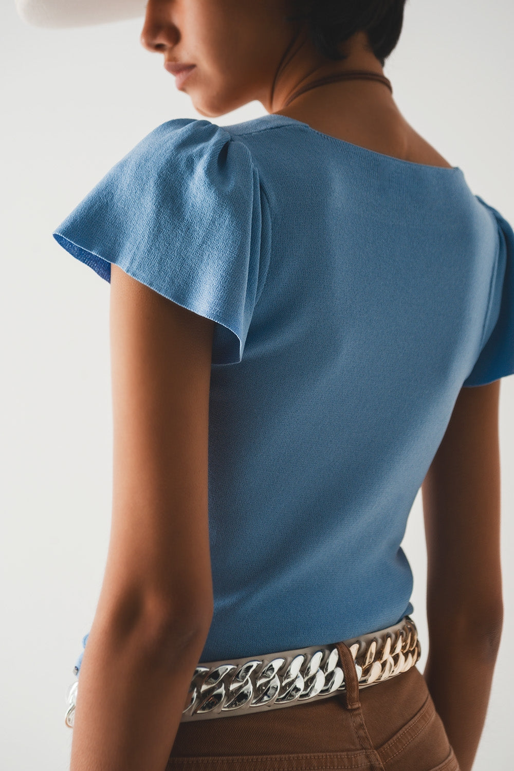 Jersey azul con mangas abullonadas y escote cuadrado