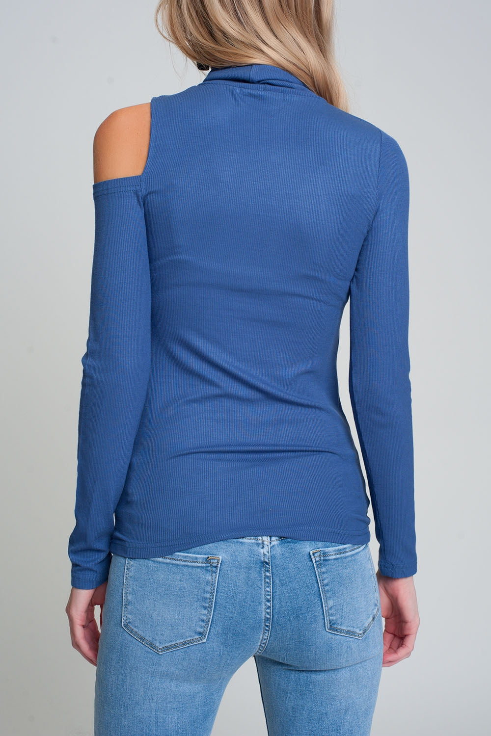 Jersey azul con un hombro abierto y cuello alto