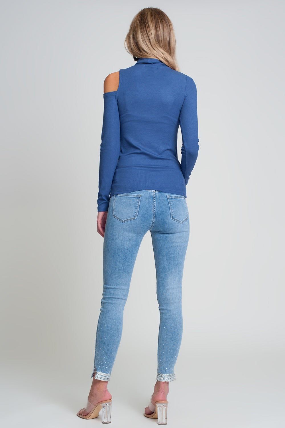 Jersey azul con un hombro abierto y cuello alto