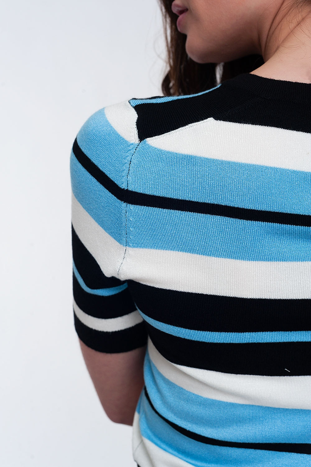 Jersey azul de rayas multicolores corte cuadrado y cuello redondo