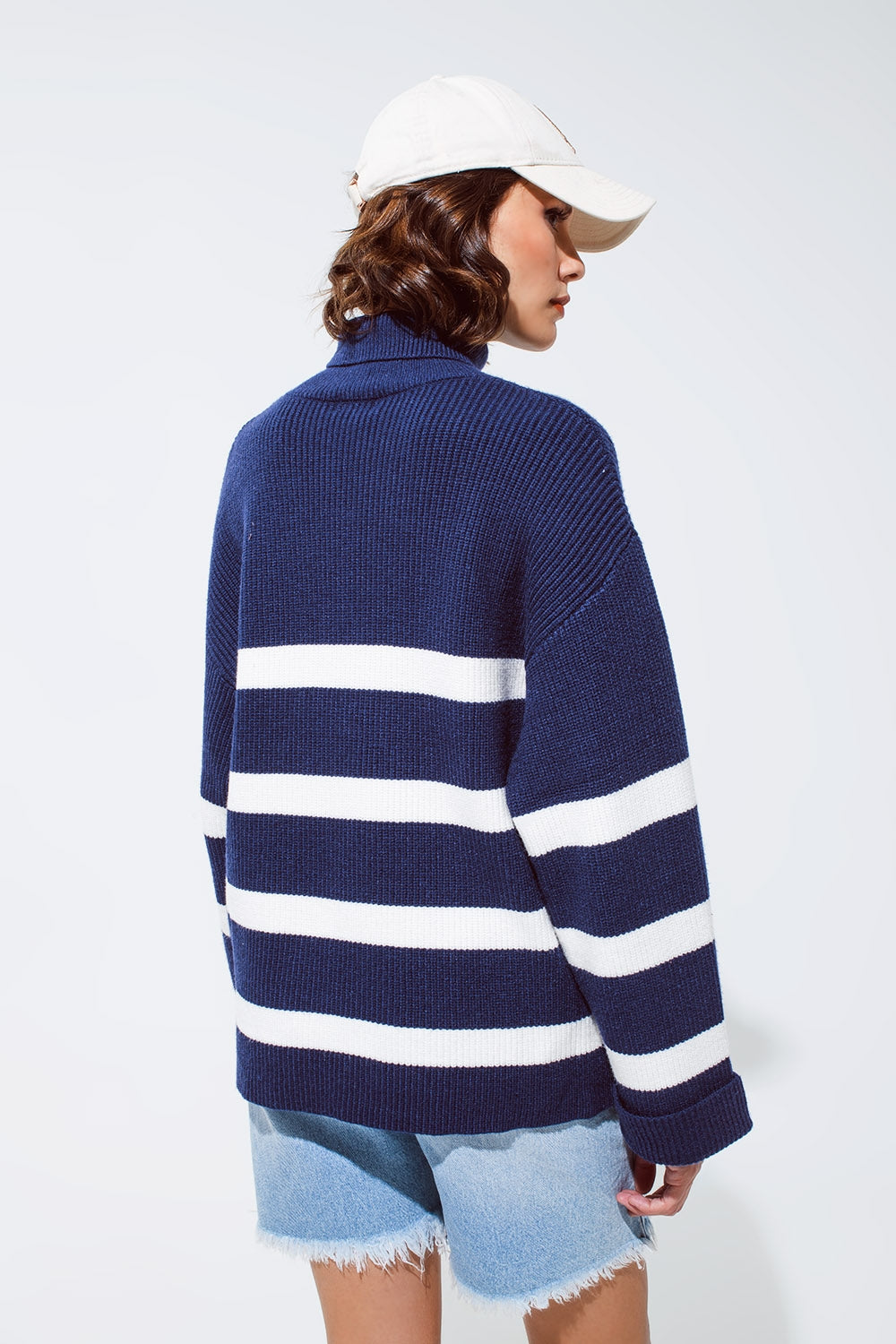 Jersey azul marino con cuello de tortuga y rayas