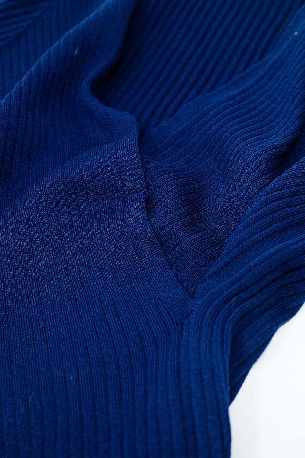 Jersey azul marino con parte delantera cruzada y cuello en V