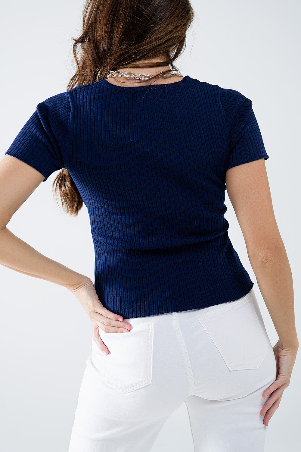 Jersey azul marino con parte delantera cruzada y cuello en V