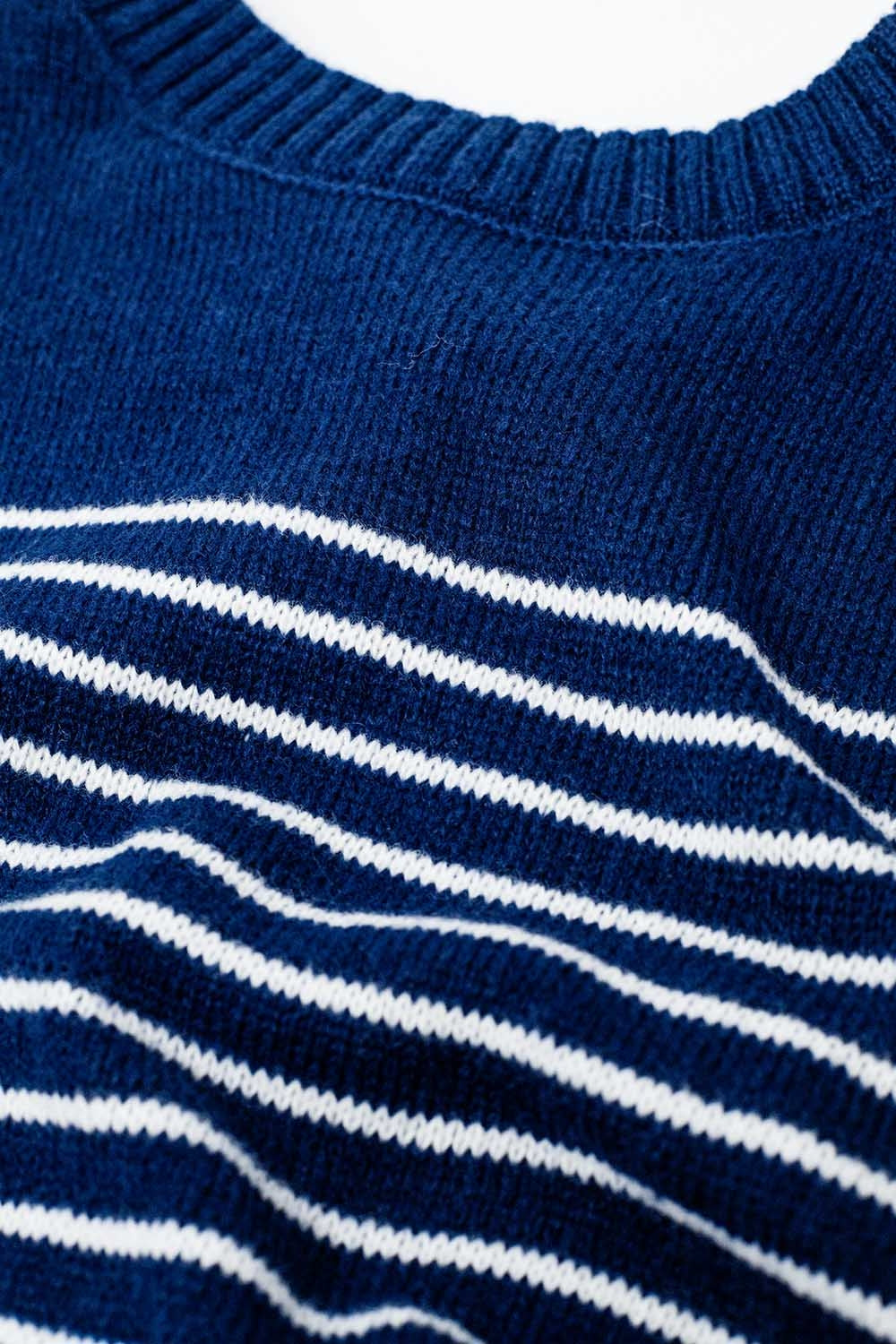 jersey azul marino con rayas blancas y cuello barco
