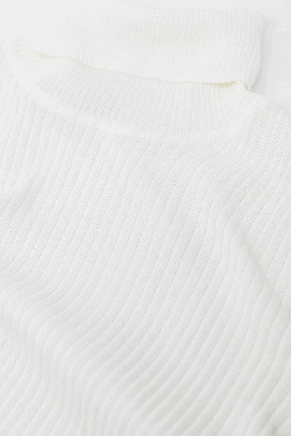 Jersey básico crema de canalé con cuello alto