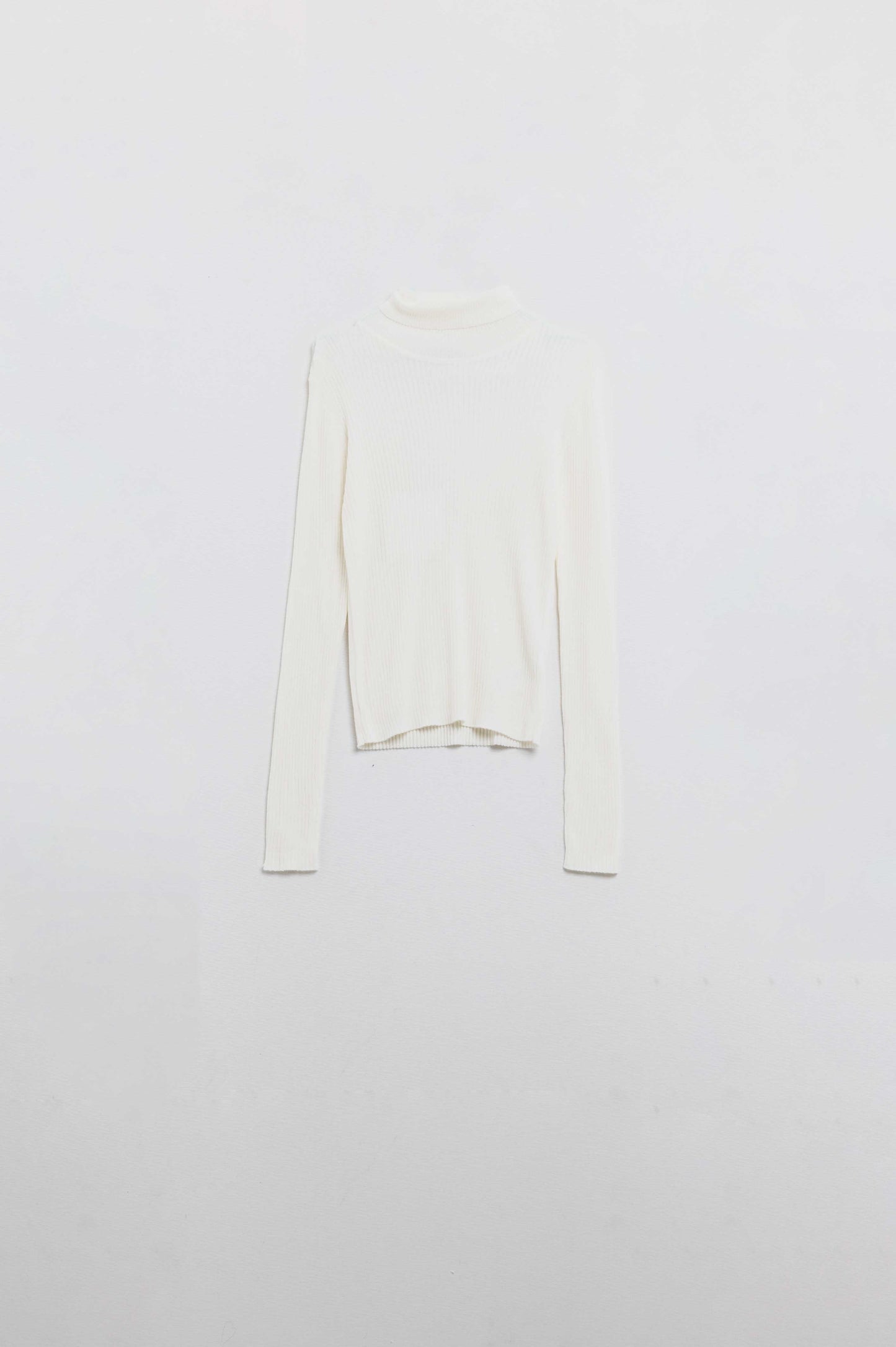 Jersey básico crema de canalé con cuello alto