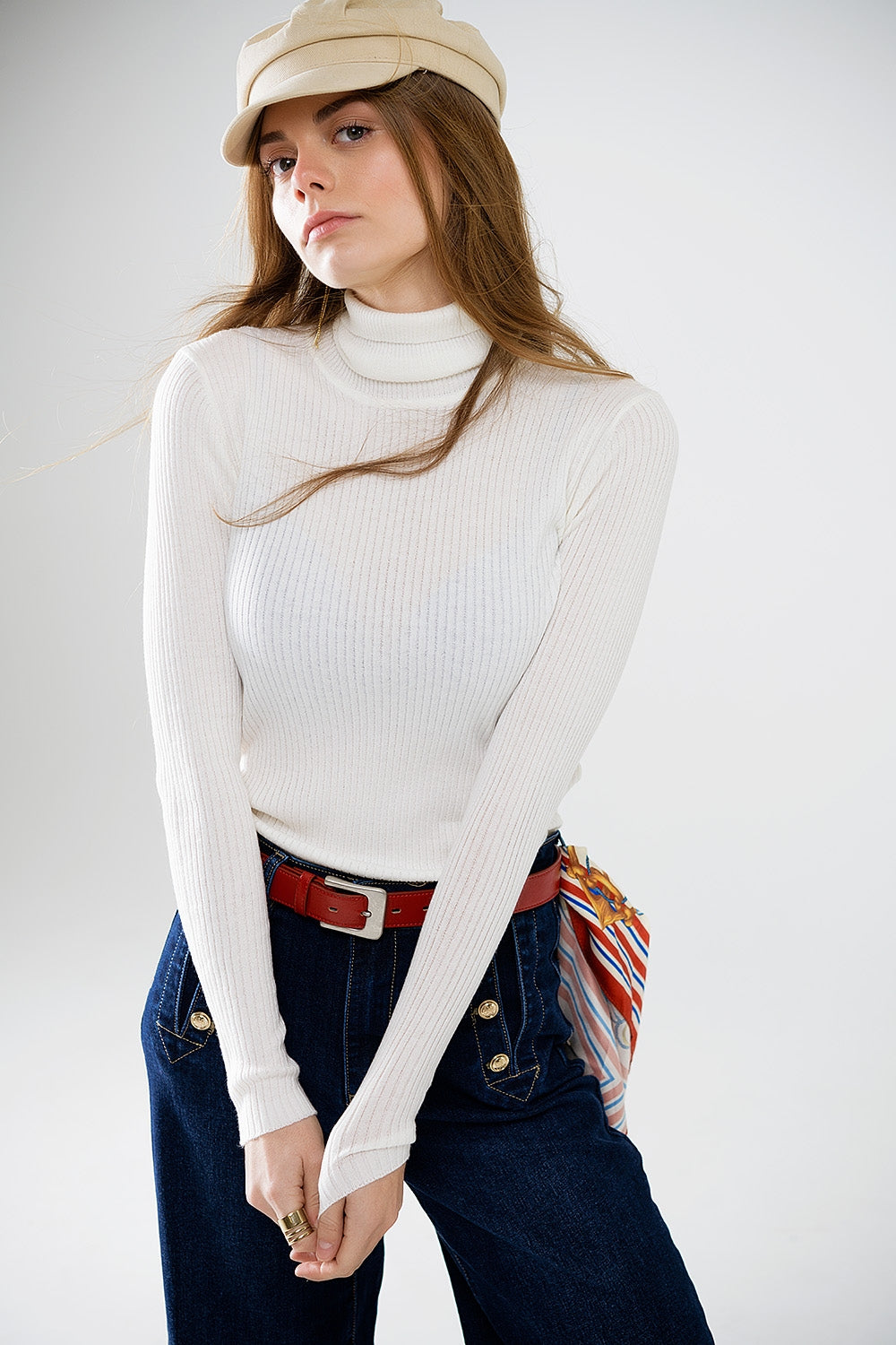 Jersey básico crema de canalé con cuello alto