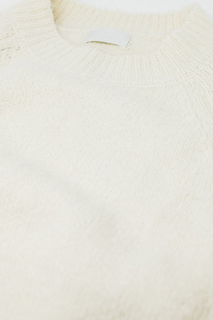 Jersey básico de punto con cuello redondo en color crema