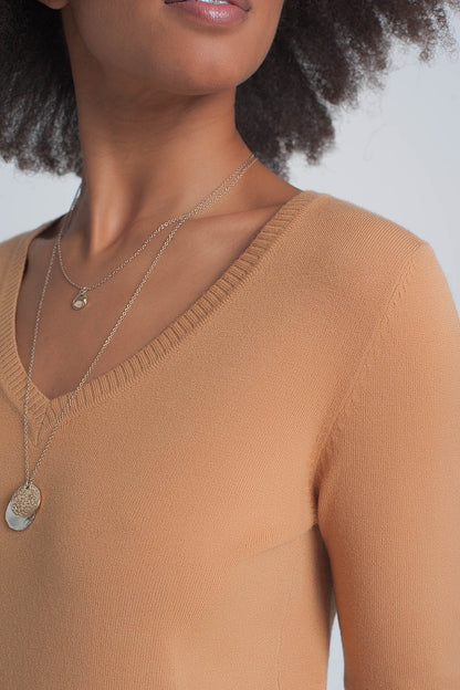 Jersey basico suave con cuello pico en color camel