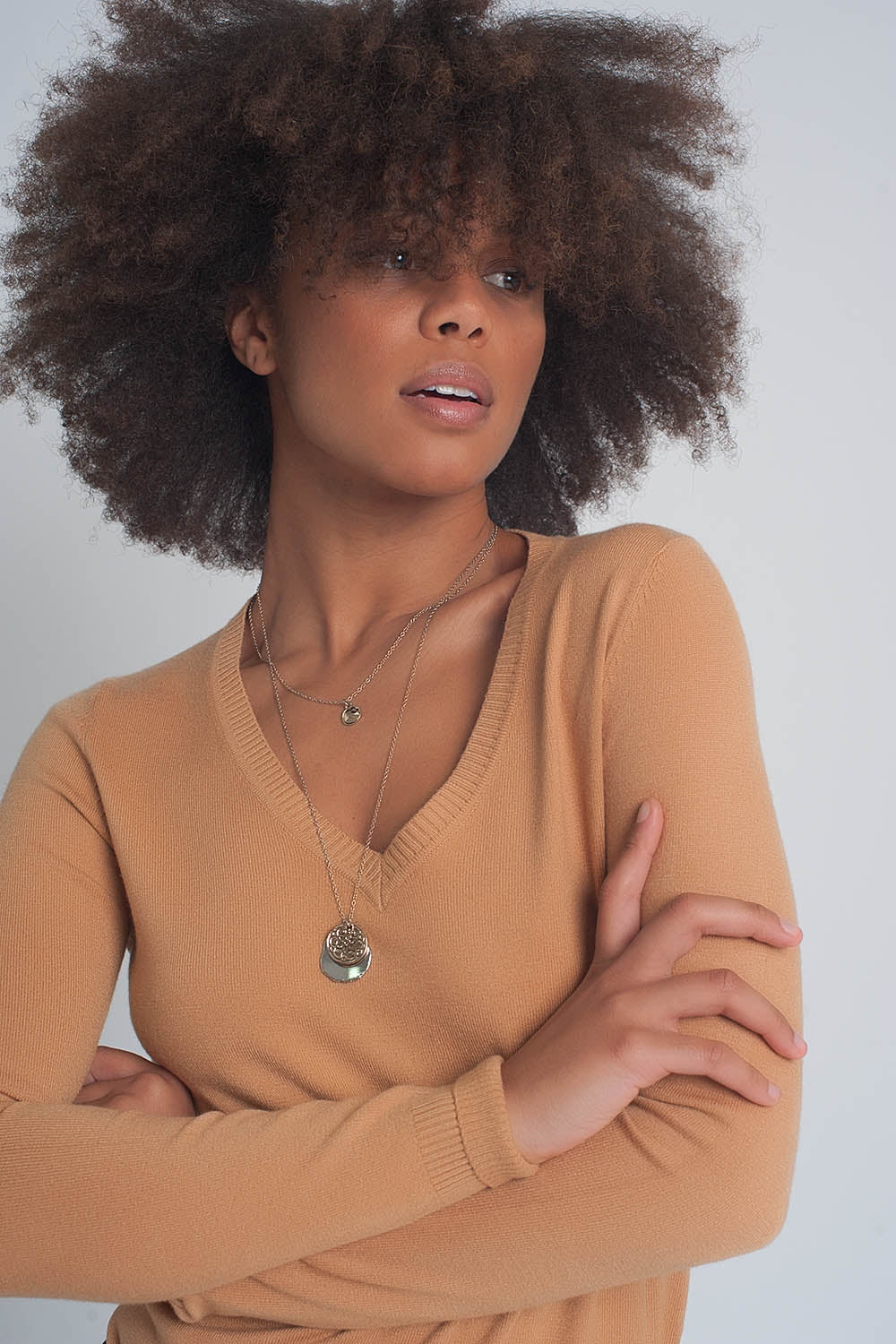 Jersey basico suave con cuello pico en color camel