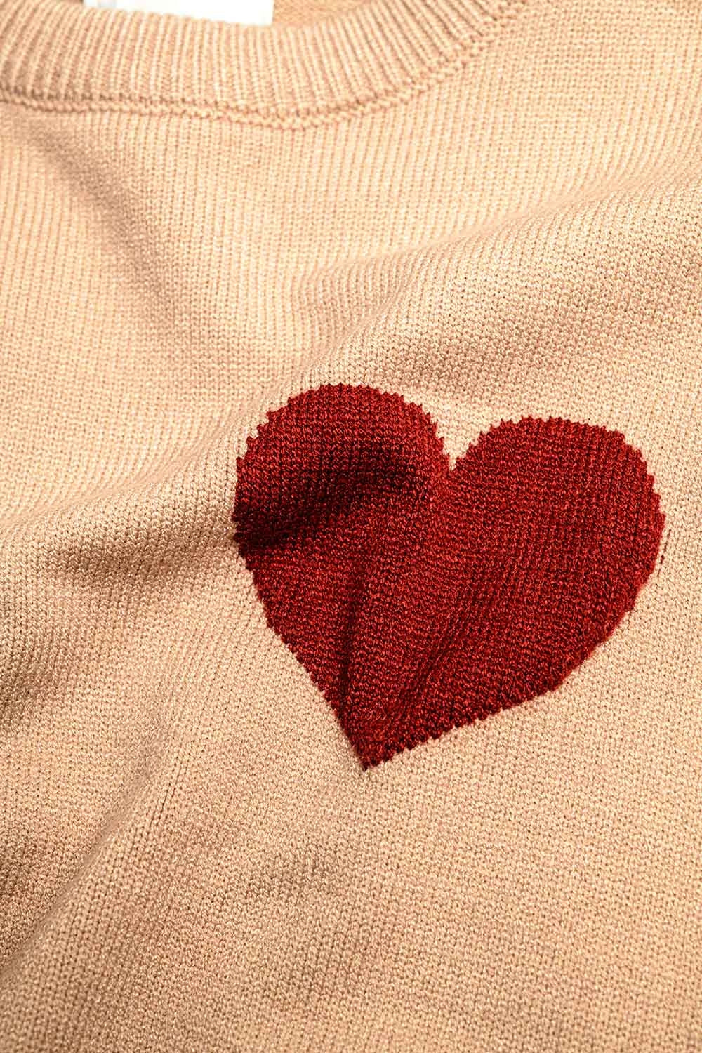 Jersey beige con detalle de corazón rojo