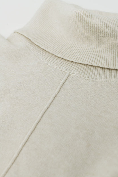 Jersey beige de cuello alto con costura delantera