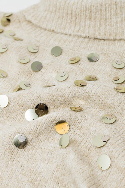 Jersey beige de cuello alto con detalles de lentejuelas