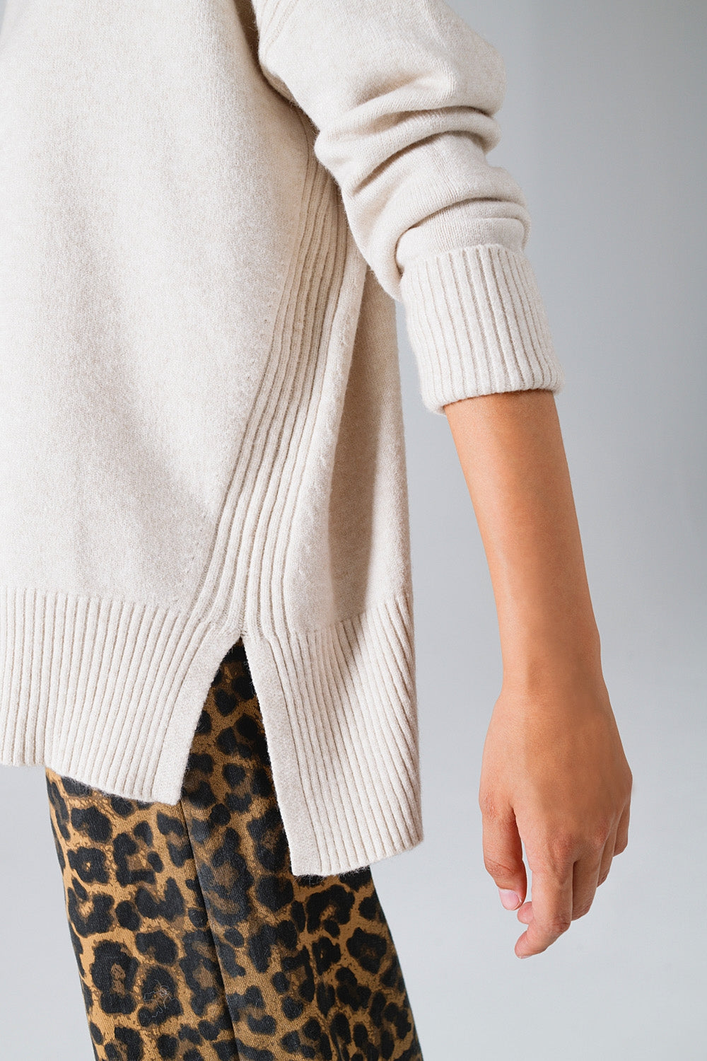 Jersey beige de manga larga con lentejuelas en los hombros