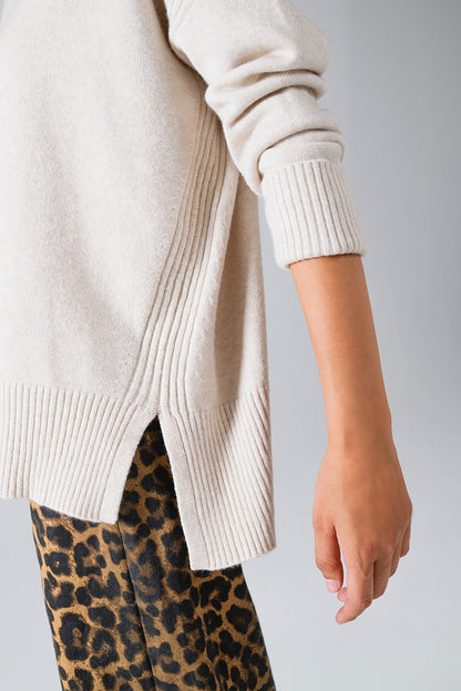 Jersey beige de manga larga con lentejuelas en los hombros
