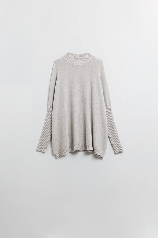 Q2 Jersey beige holgado con mangas ajustadas