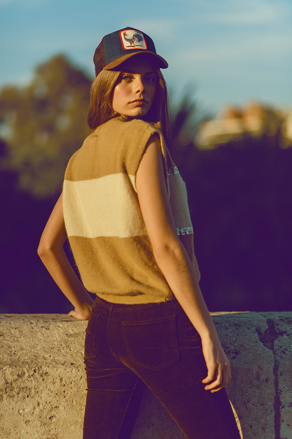 Jersey beige sin mangas con detalle de lentejuelas