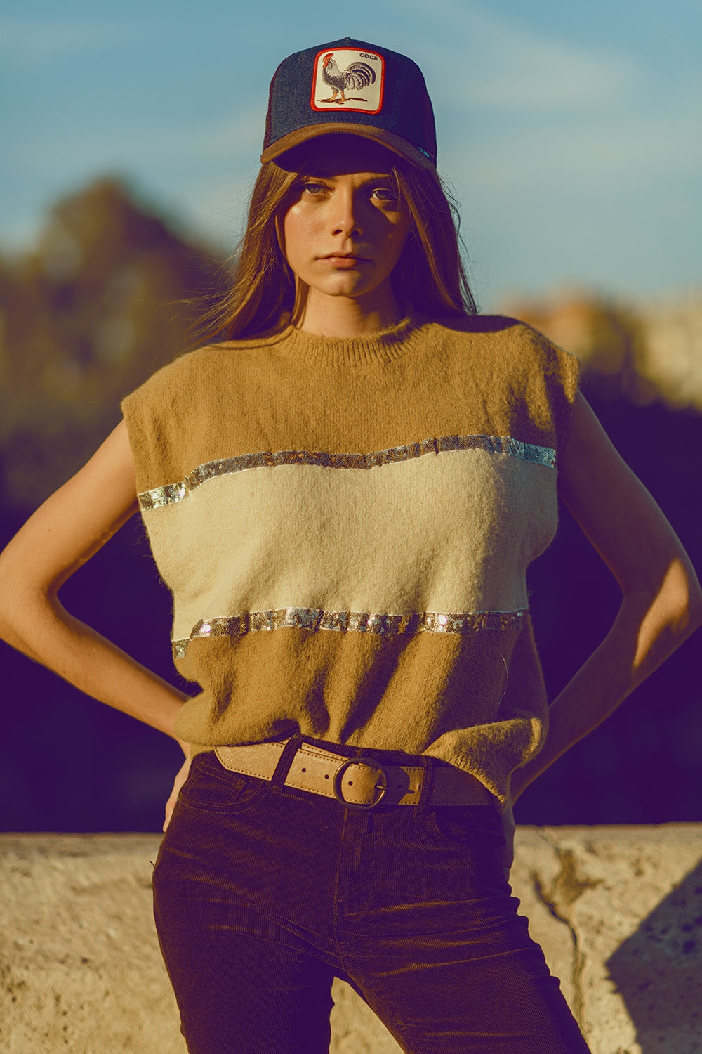 Jersey beige sin mangas con detalle de lentejuelas