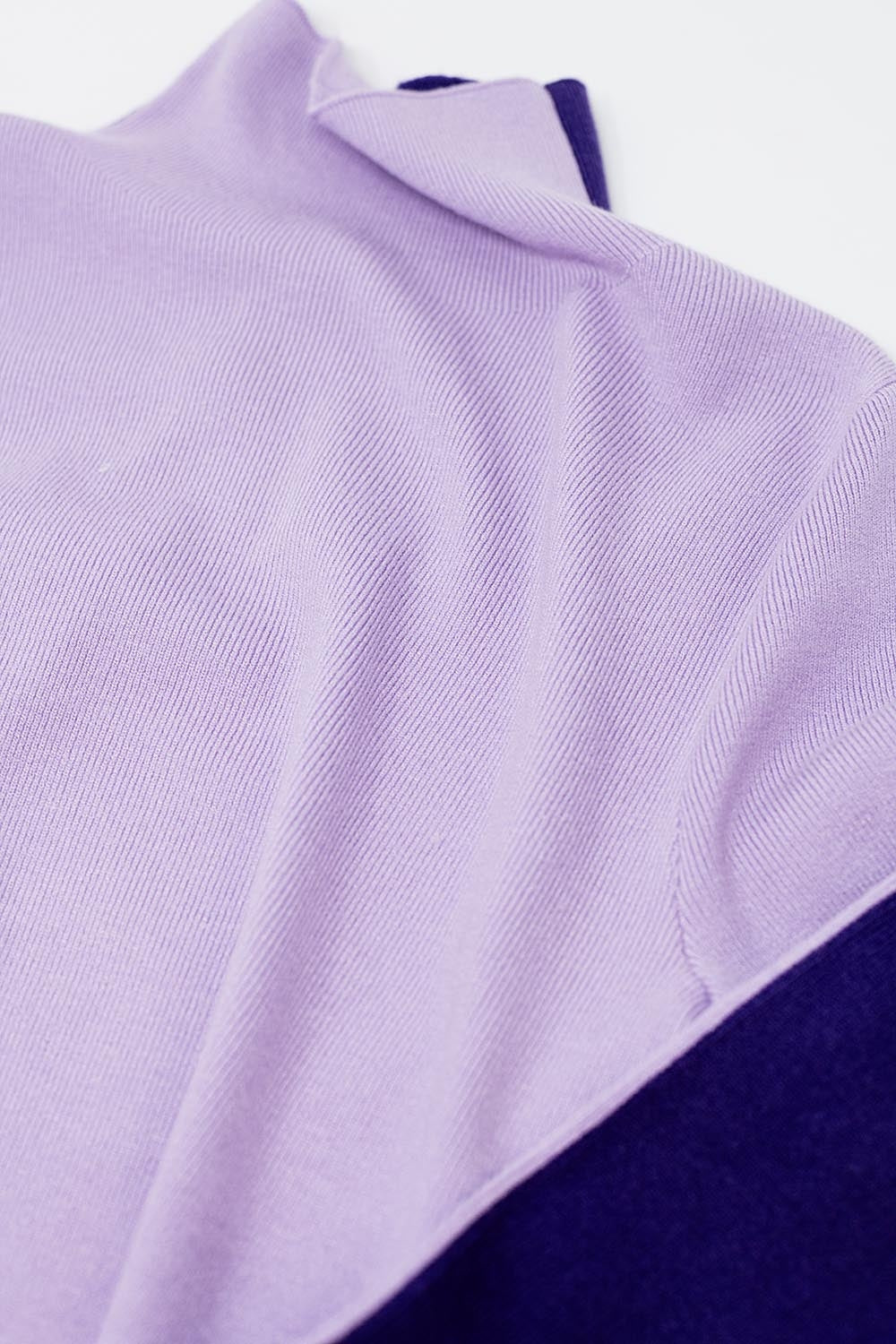 Jersey bicolor con cuello de tortuga en morado
