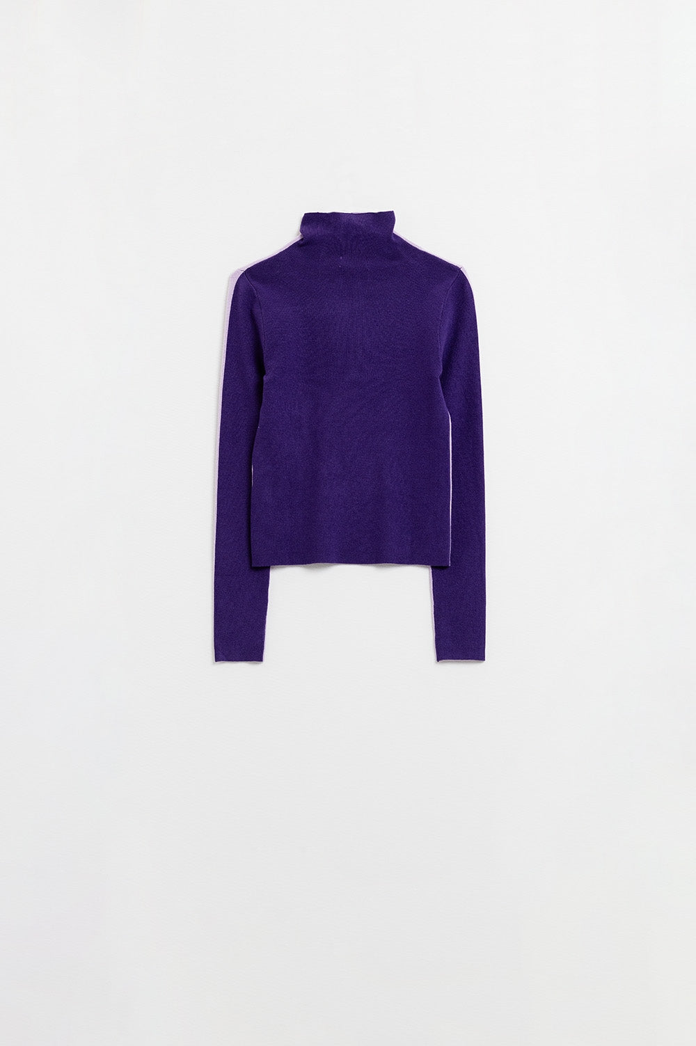 Jersey bicolor con cuello de tortuga en morado
