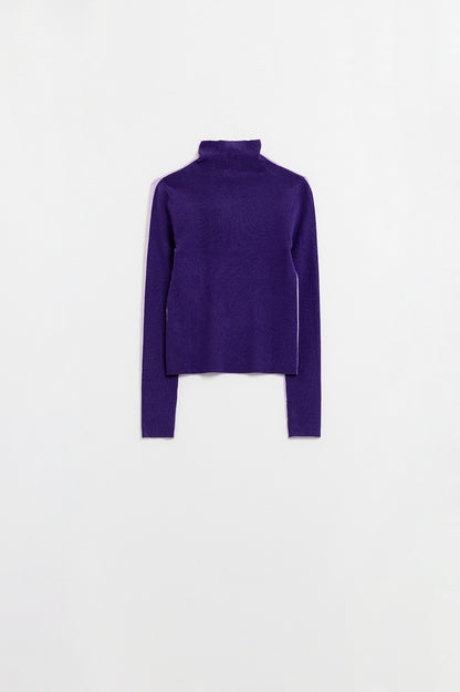 Jersey bicolor con cuello de tortuga en morado
