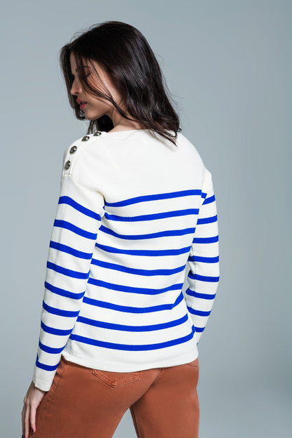 Jersey blanco con botones en los hombros y rayas azules