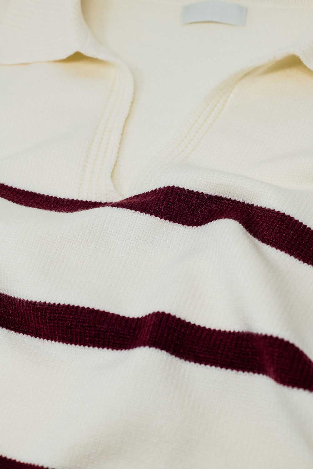 jersey blanco con rayas rojo oscuro y amplio cuello de pico
