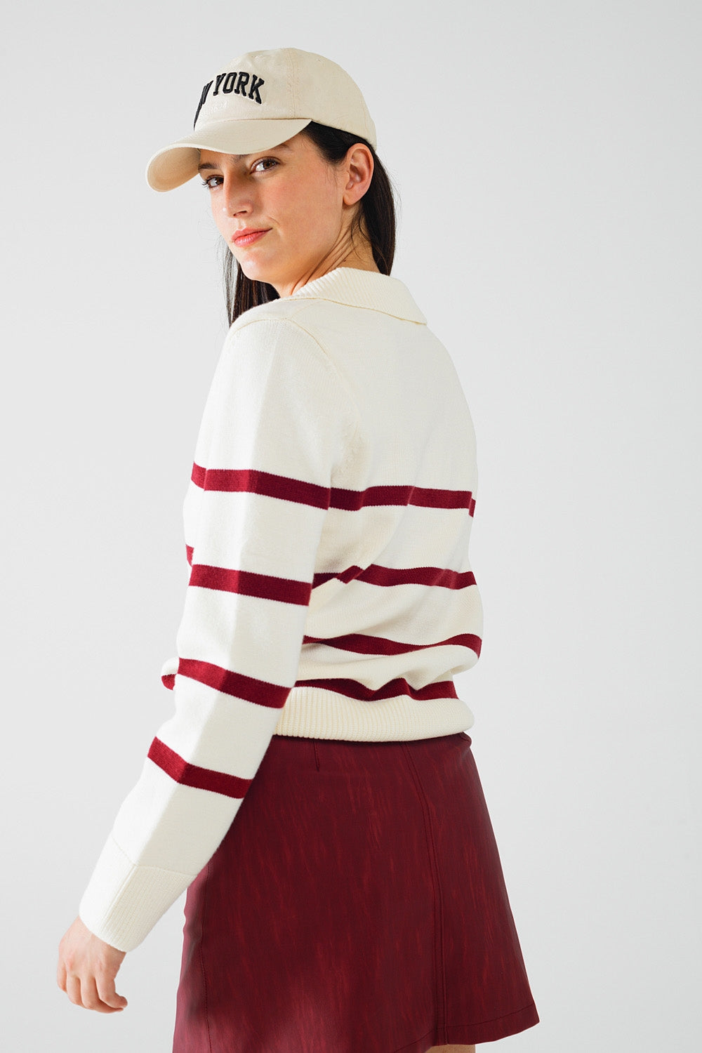 jersey blanco con rayas rojo oscuro y amplio cuello de pico