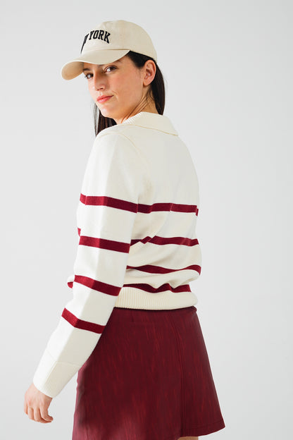 jersey blanco con rayas rojo oscuro y amplio cuello de pico