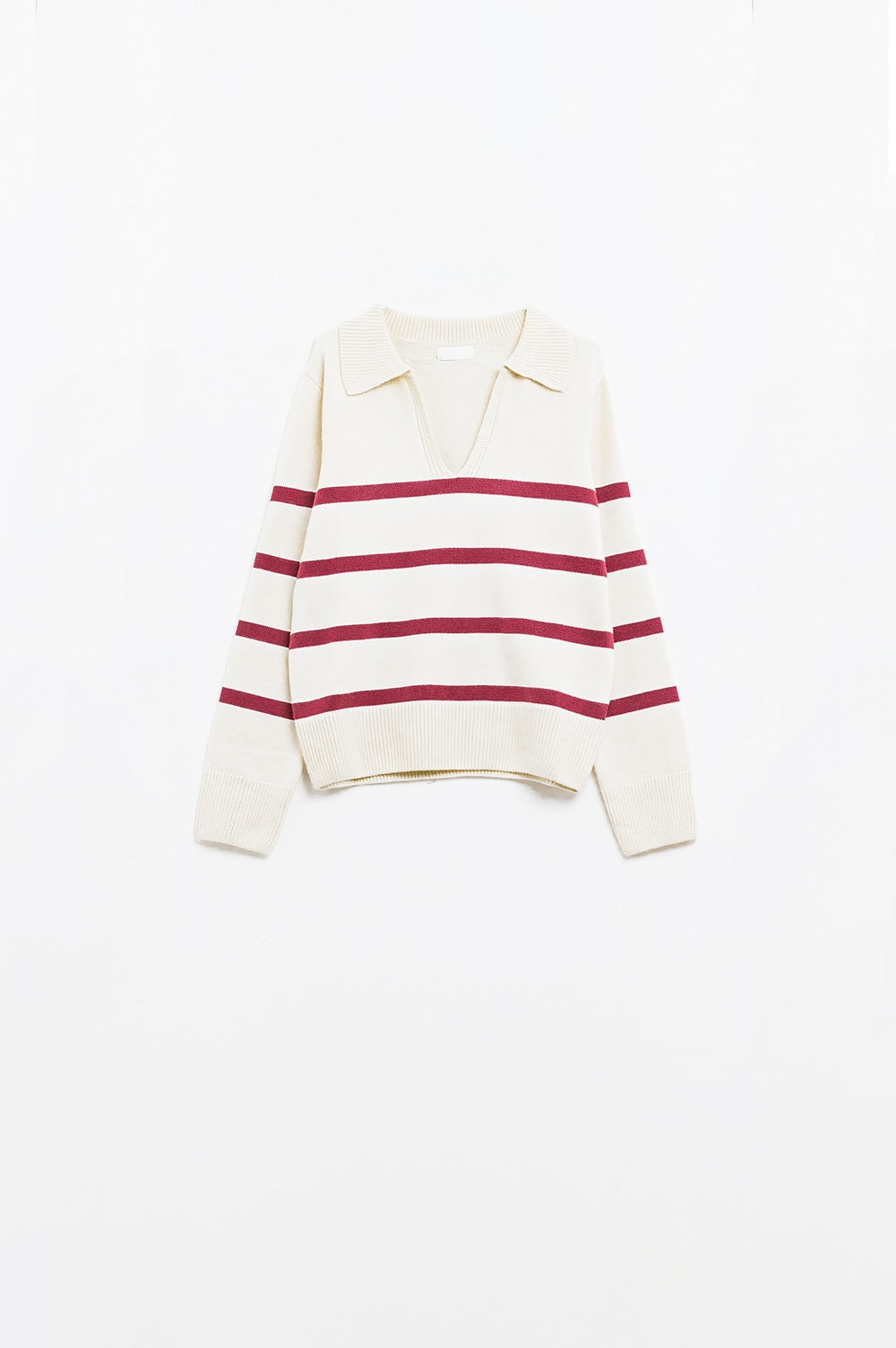 jersey blanco con rayas rojo oscuro y amplio cuello de pico