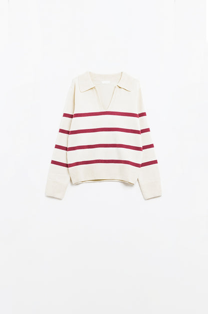 jersey blanco con rayas rojo oscuro y amplio cuello de pico