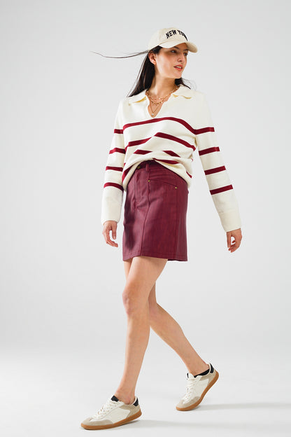 jersey blanco con rayas rojo oscuro y amplio cuello de pico