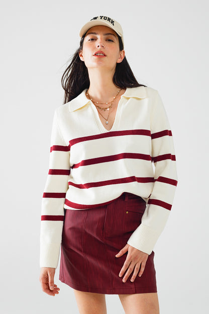 jersey blanco con rayas rojo oscuro y amplio cuello de pico
