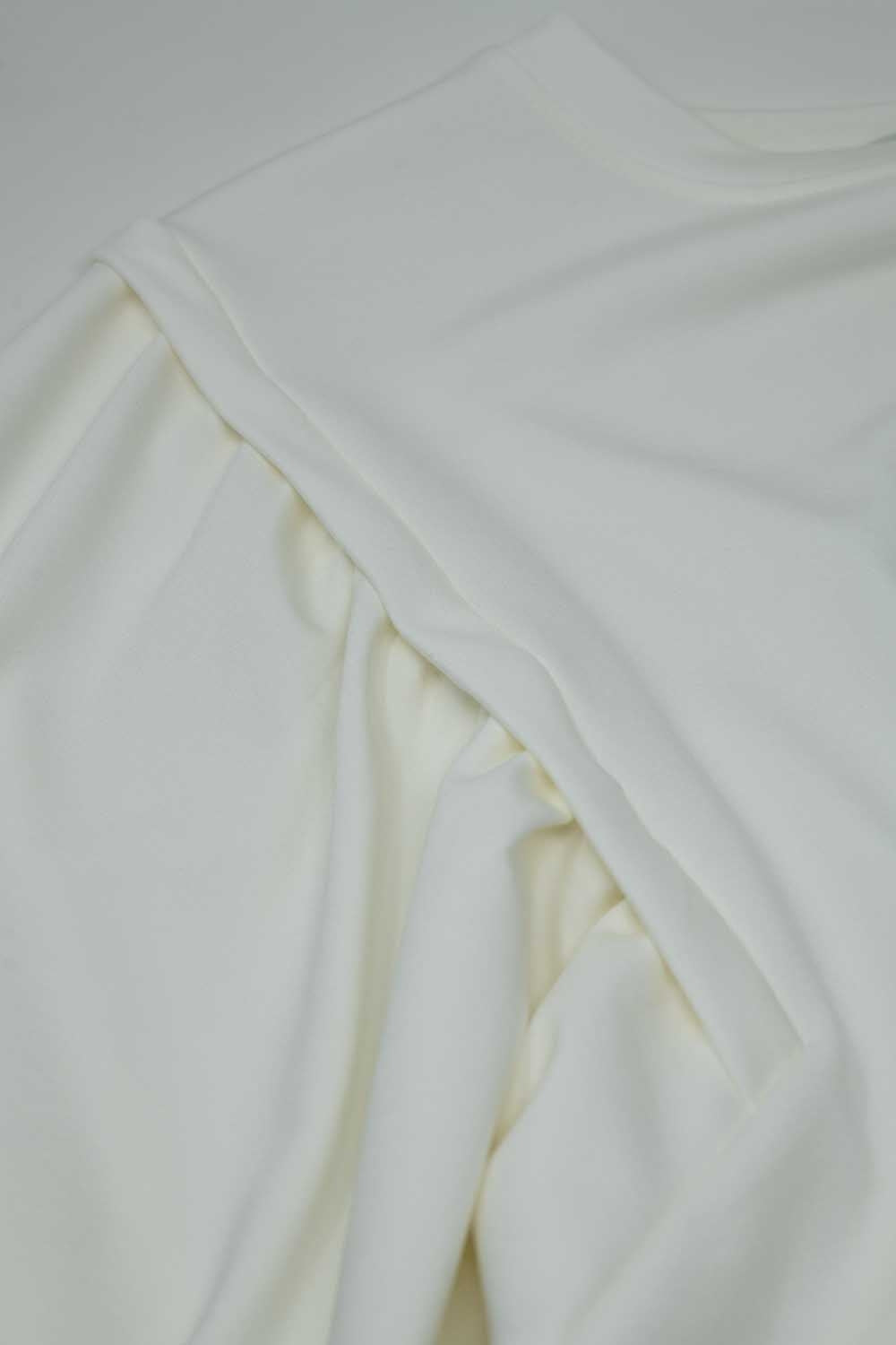 Jersey blanco de manga larga con detalles de costura frontal en los laterales