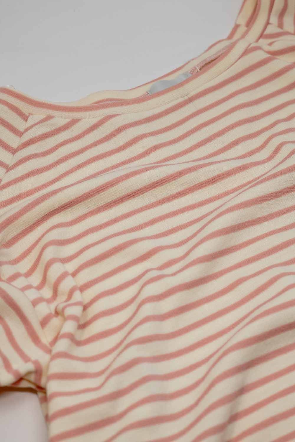 Jersey blanco de manga larga con rayas rosas y cuello barco