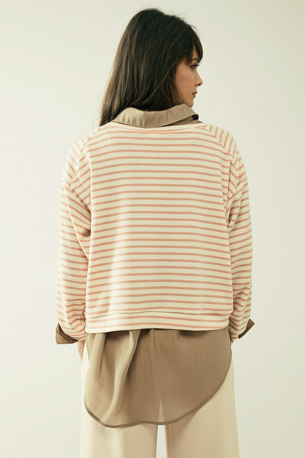 Jersey blanco de manga larga con rayas rosas y cuello barco