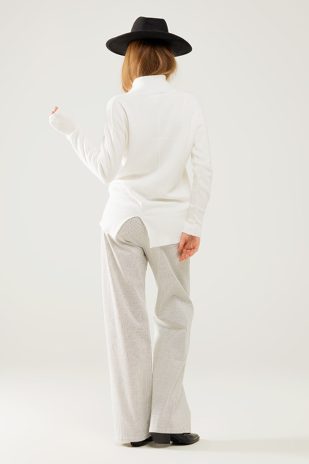 Jersey blanco holgado con detalle de espalda abierta