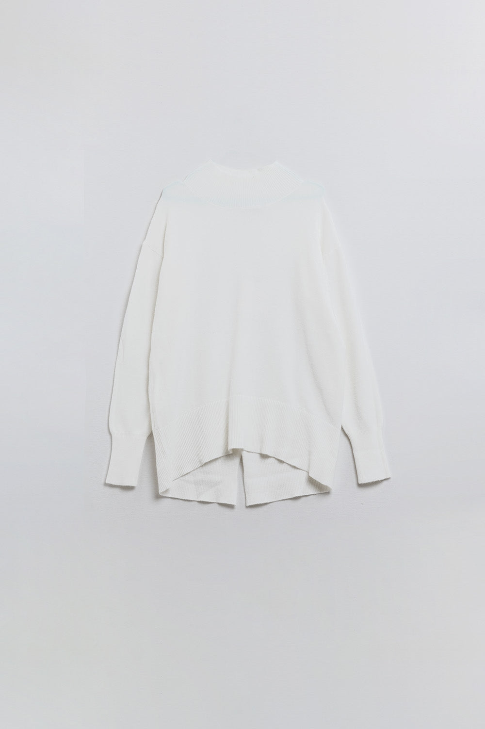 Jersey blanco holgado con detalle de espalda abierta