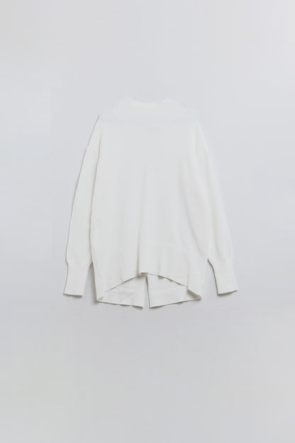 Jersey blanco holgado con detalle de espalda abierta