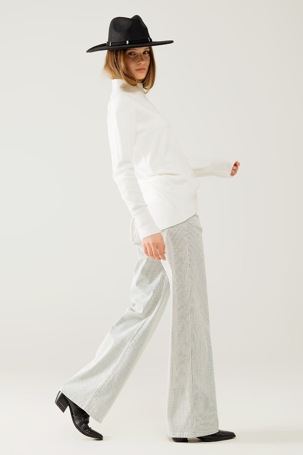 Jersey blanco holgado con detalle de espalda abierta