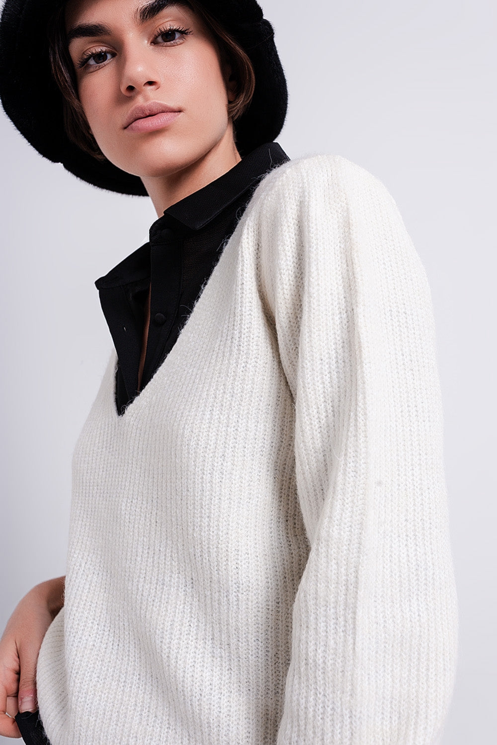 Jersey blanco hueso con cuello pico de canalé