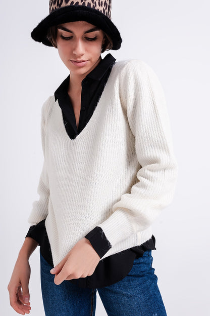 Jersey blanco hueso con cuello pico de canalé