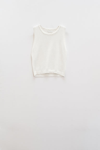 Jersey blanco sin mangas con cuello redondo y detalle de trenza en el escote