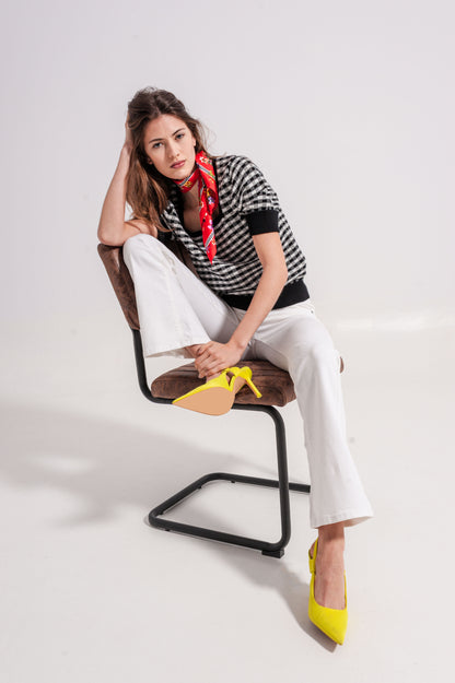Jersey blanco y negro con escote cuadrado de punto mullido