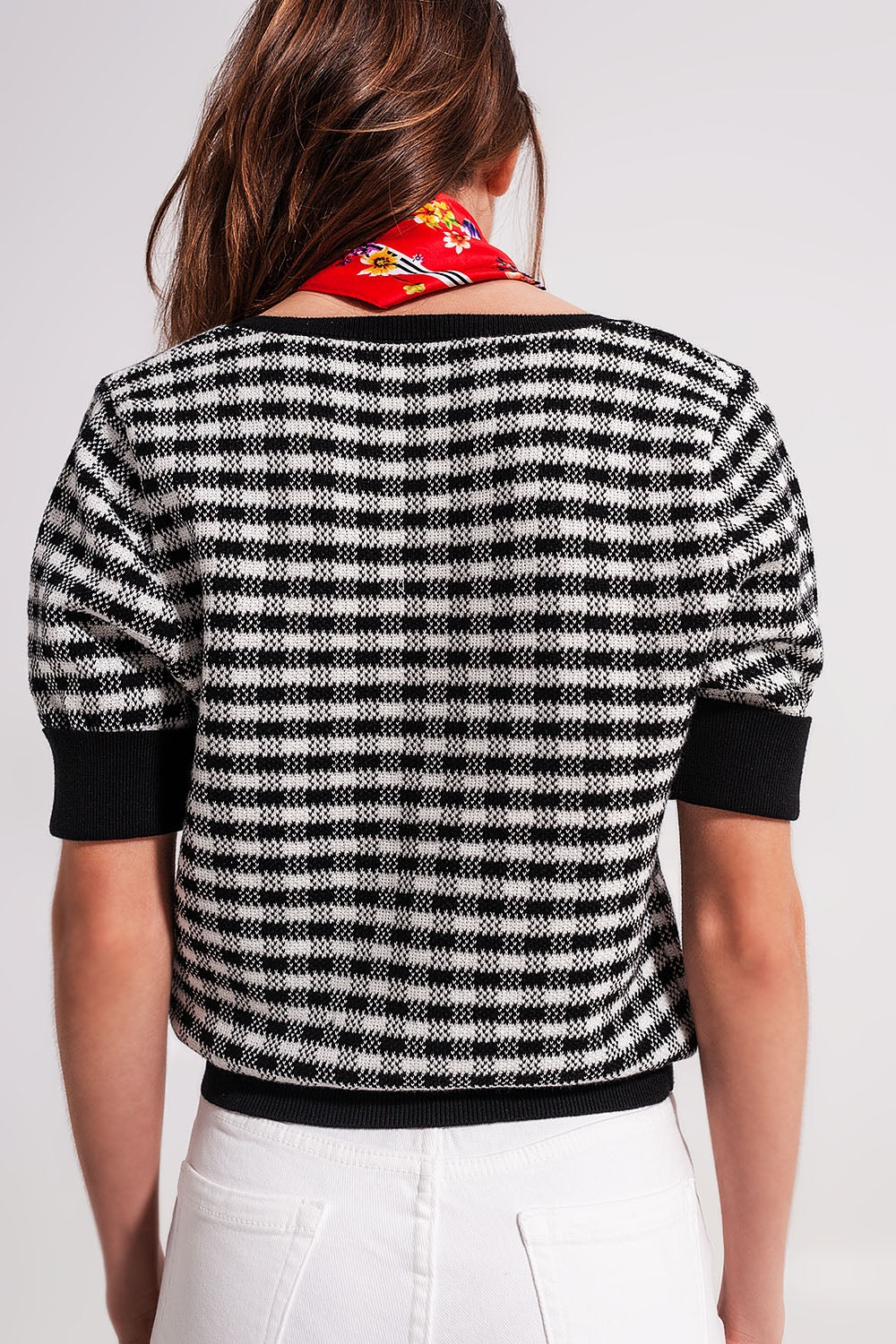 Jersey blanco y negro con escote cuadrado de punto mullido